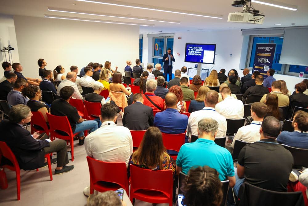 La sala piena del Randstad Box durante gli speech