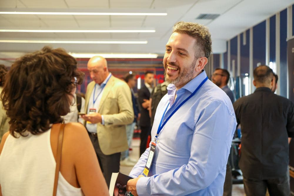 Un partecipante sorride durante il networking