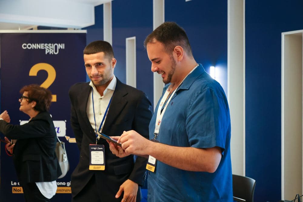 Due partecipanti si scambiano i contatti dal telefono