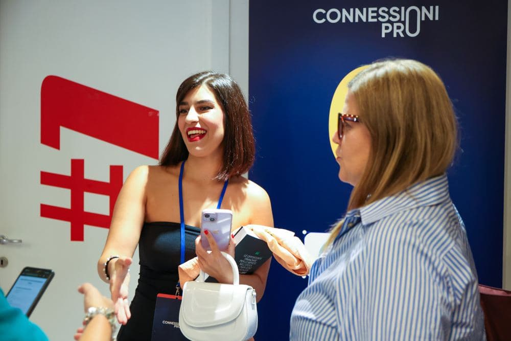 Due partecipanti ridono durante il networking
