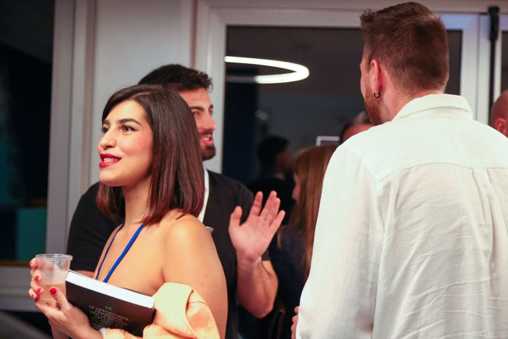 Una partecipante ride in una conversazione