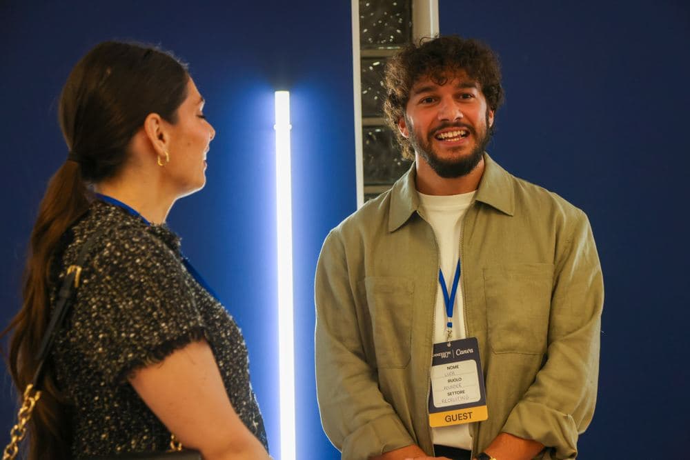 Una conversazione tra due partecipanti al networking