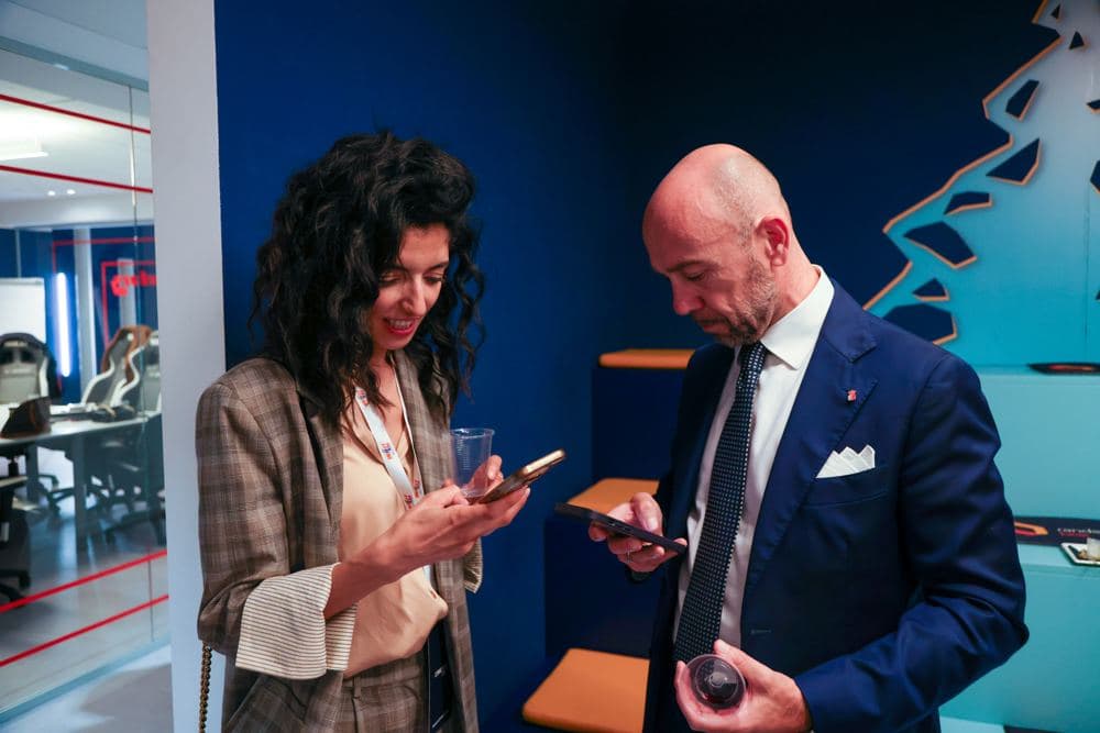 Due partecipanti guardano il telefono durante l'incontro