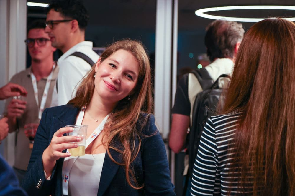 Una partecipante col bicchiere dell'aperitivo
