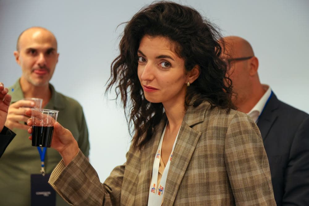 Una partecipante brinda all'aperitivo