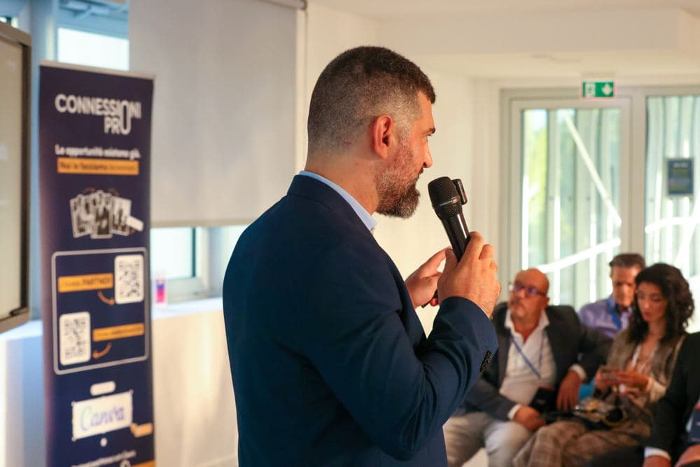 L'apertura della serata, microfono in mano davanti alla sala